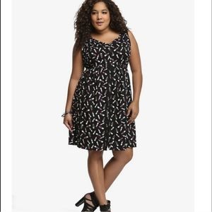 Torrid button front Challis dress lipstick print